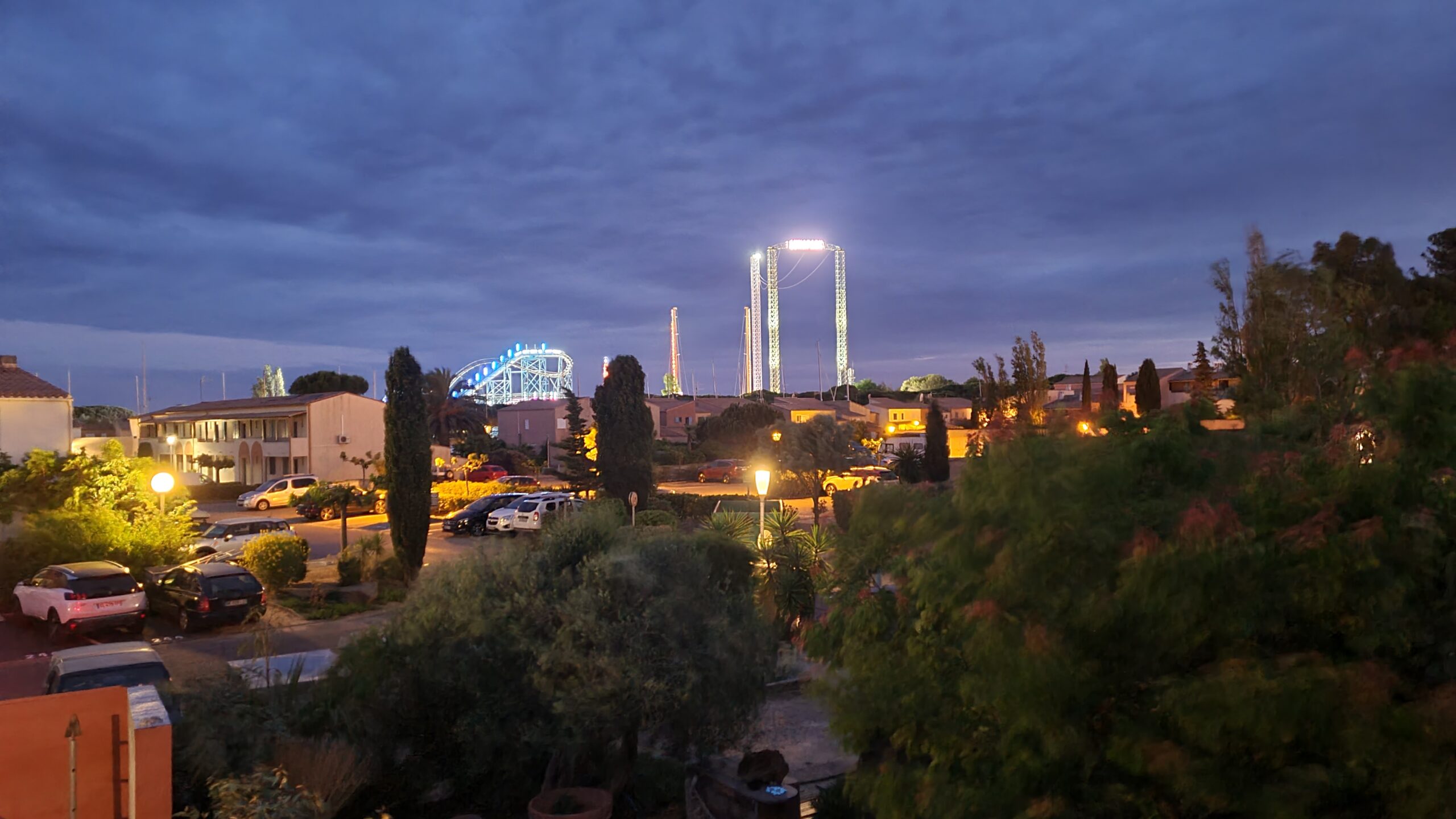 Photographie prise depuis la chambre de la villa, vue sur l'île des loisirs du Cap d'Agde