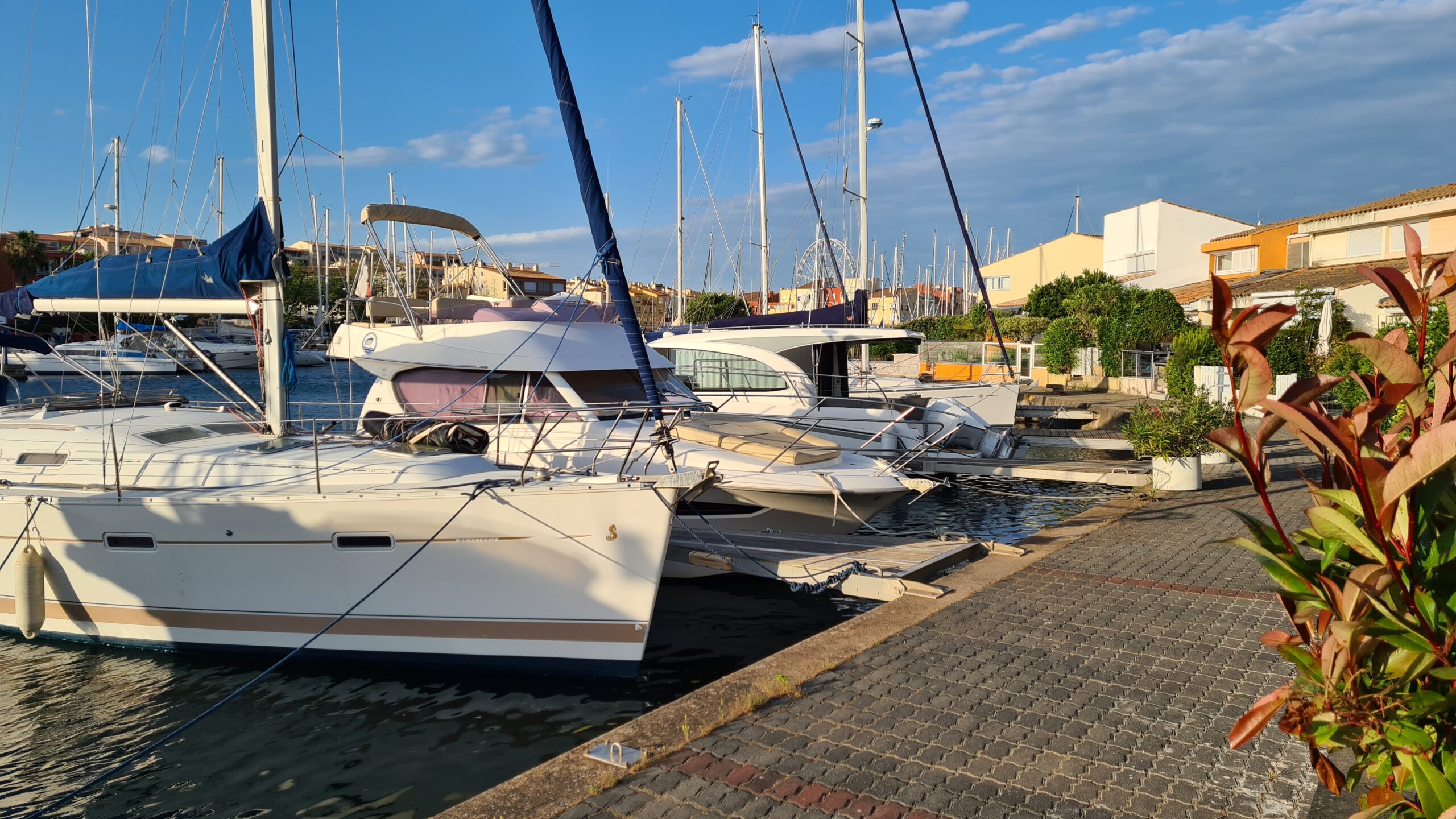 Photographie du port de la marina, vu depuis la villa
