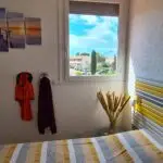 Photographie de la chambre 1, avec son grand lit double et sa vue sur la marina