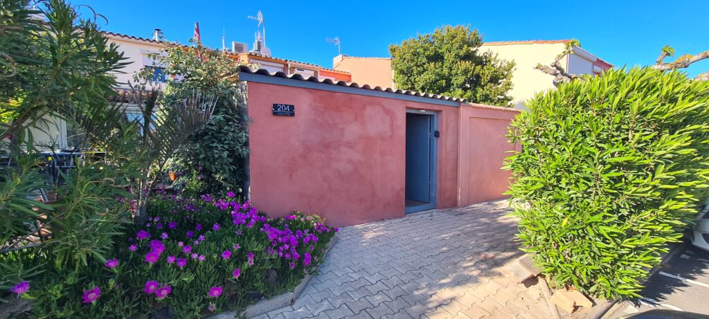 Photographie de l'entrée de la villa, côté marina