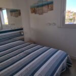 Photographie de la chambre 2, avec son grand lit double et sa vue sur le port