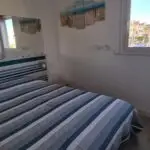 Photographie de la chambre 2, avec son grand lit double et sa vue sur le port