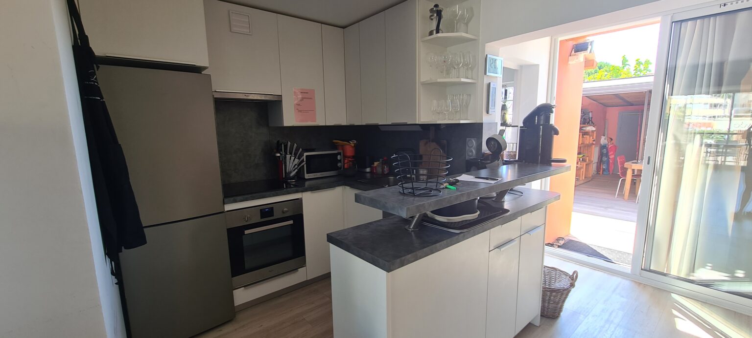 Photographie de la cuisine entièrement équipée de la villa