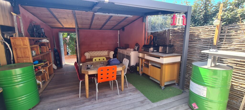 Photographie de la terrasse couverte, côté marina