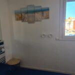 Photographie de la chambre 2, avec son grand lit double et sa vue sur le port