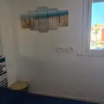Photographie de la chambre 2, avec son grand lit double et sa vue sur le port