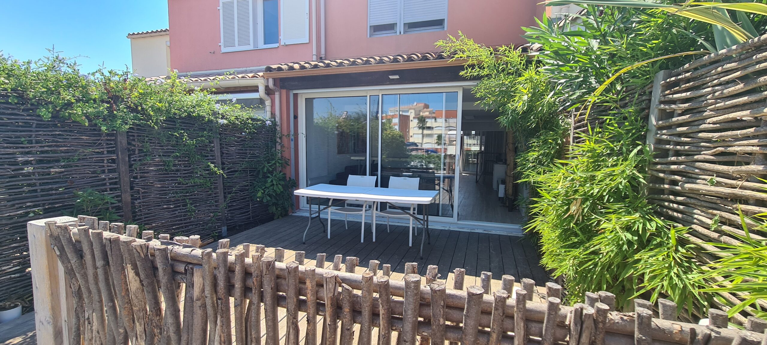 Photographie de la terrasse côté port, avec sa grande baie vitrée