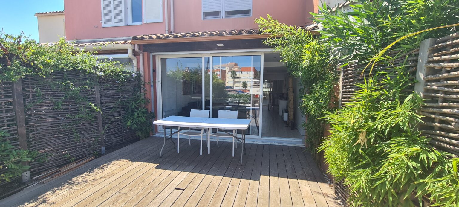 Photographie de la terrasse côté port, avec sa grande baie vitrée