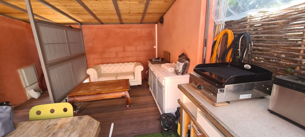 Photographie de la terrasse couverte, côté marina