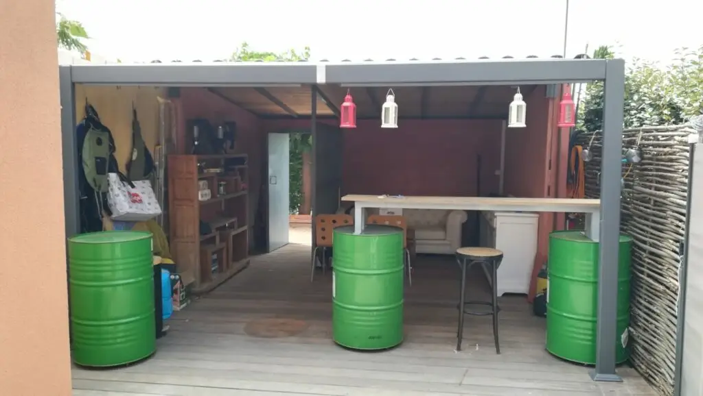 Photographie de la terrasse couverte, côté marina